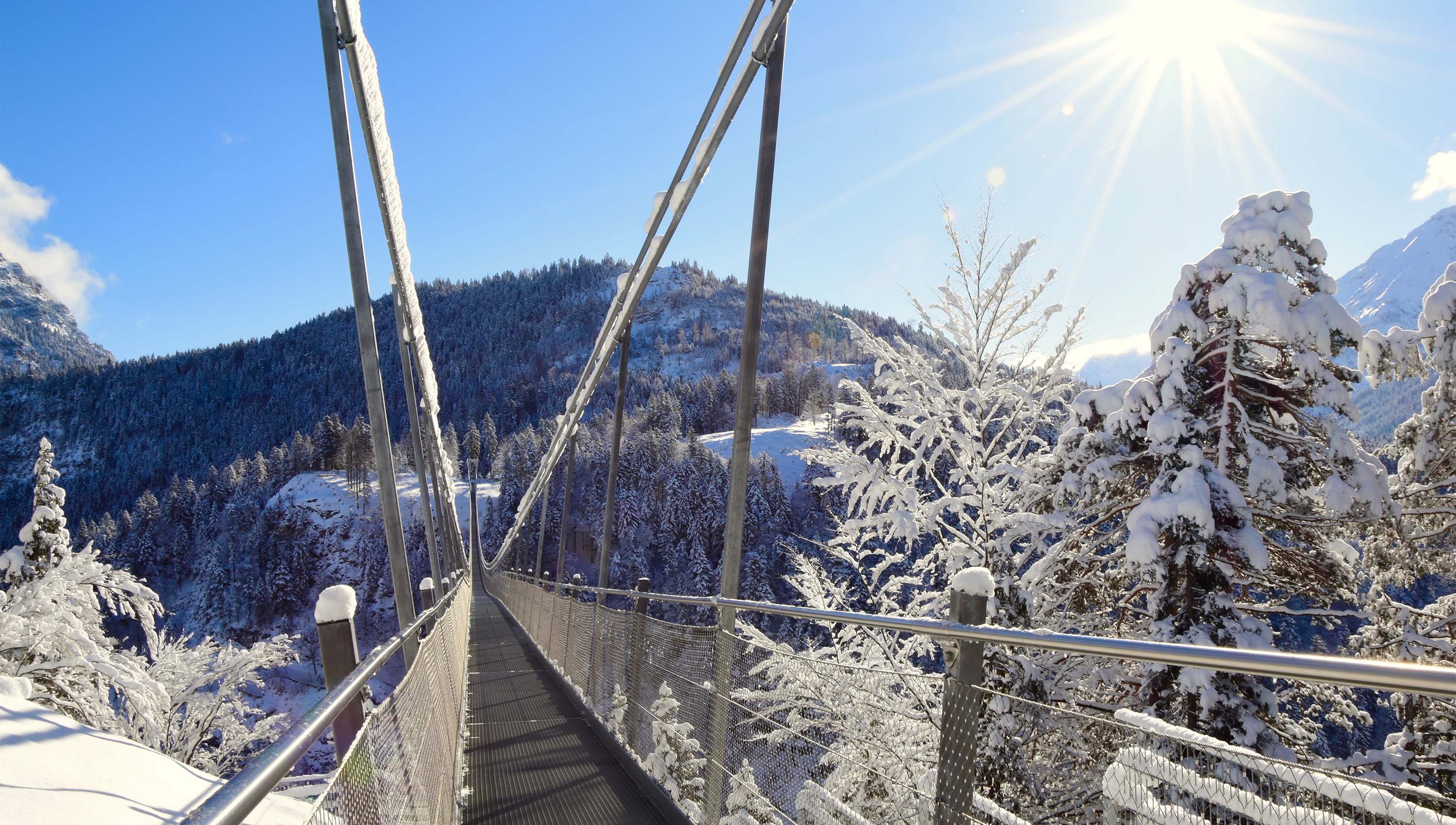 Die highline179 im Winter, mit Schnee und Sonnenschein.